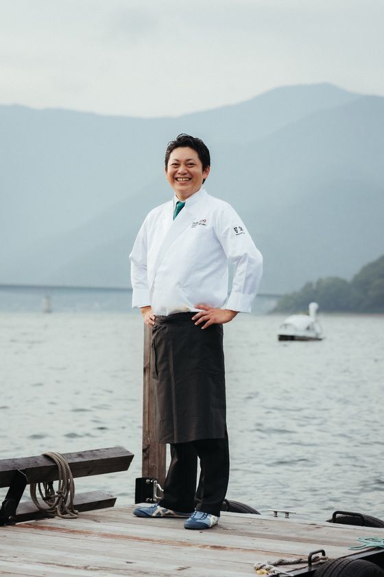 紅葉と寿司が彩る、秋の河口湖 特別クルーズ。『若鮨 × HAMANASHI HOUSEBOAT』が贈る、湖上の特別ランチ開催。