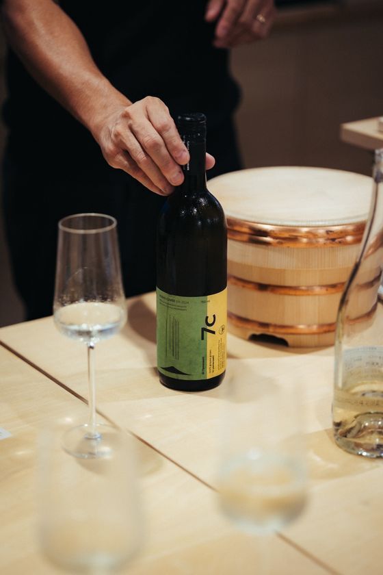 紅葉と寿司が彩る、秋の河口湖 特別クルーズ。『若鮨 × HAMANASHI HOUSEBOAT』が贈る、湖上の特別ランチ開催。