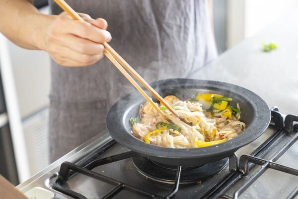 家でも外でも使える“機能するお皿”が誕生陶器のような美しさと機能性を両立した新発想の調理器具「DISH GRILL(ディッシュグリル)」11月7日発売