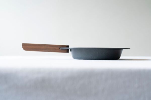 家でも外でも使える“機能するお皿”が誕生陶器のような美しさと機能性を両立した新発想の調理器具「DISH GRILL(ディッシュグリル)」11月7日発売