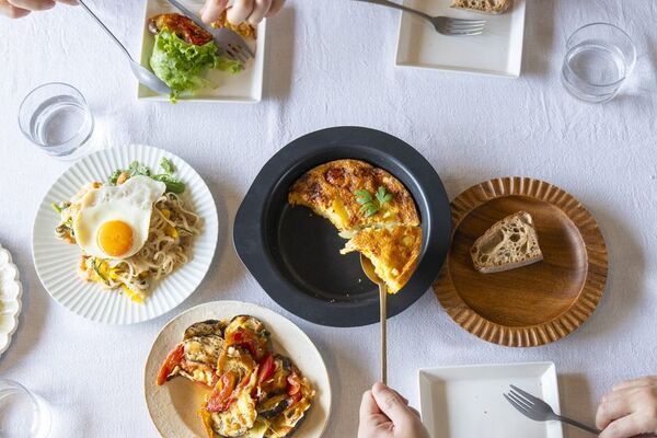 家でも外でも使える“機能するお皿”が誕生陶器のような美しさと機能性を両立した新発想の調理器具「DISH GRILL(ディッシュグリル)」11月7日発売