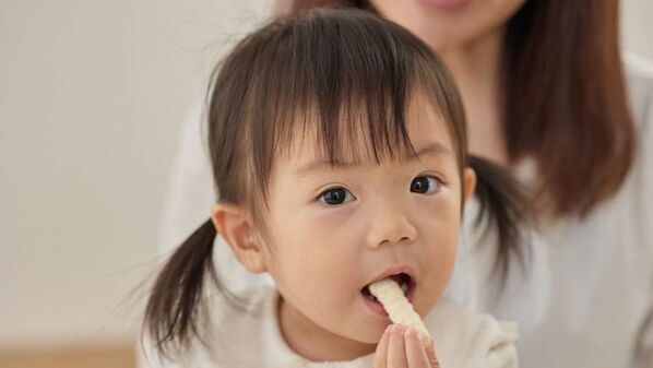 5秒に1個売れている*ベビーせんべいに待望の新味登場　子どもに不足しがちな鉄やカルシウムを補う【くちどけおこめぼーひじきのり・しらすおかか】を11月上旬より発売