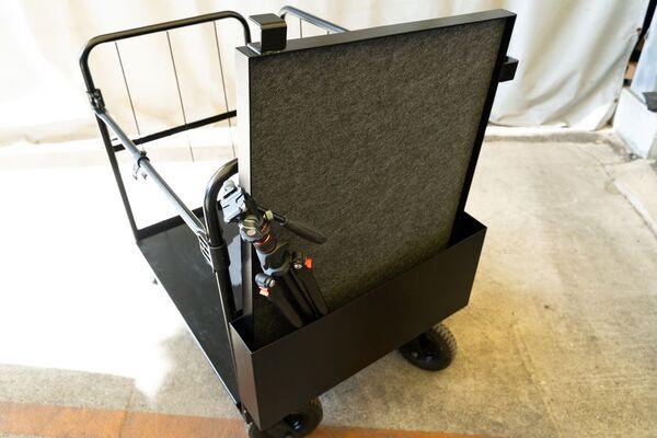 少人数ロケの新定番！搬入・搬出を一人で完結する機材運搬台車「クロウディセット」登場