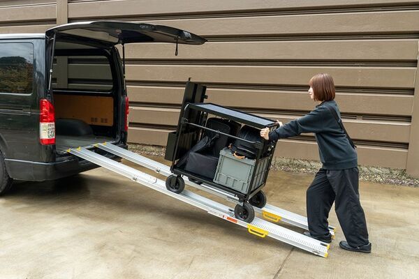 少人数ロケの新定番！搬入・搬出を一人で完結する機材運搬台車「クロウディセット」登場