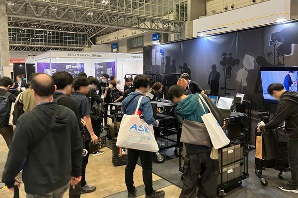 少人数ロケの新定番！搬入・搬出を一人で完結する機材運搬台車「クロウディセット」登場