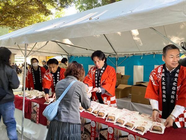 11月23日「お赤飯の日」にお赤飯文化の啓発～ 明治神宮 参道「フォレストテラス明治神宮」脇にて ～