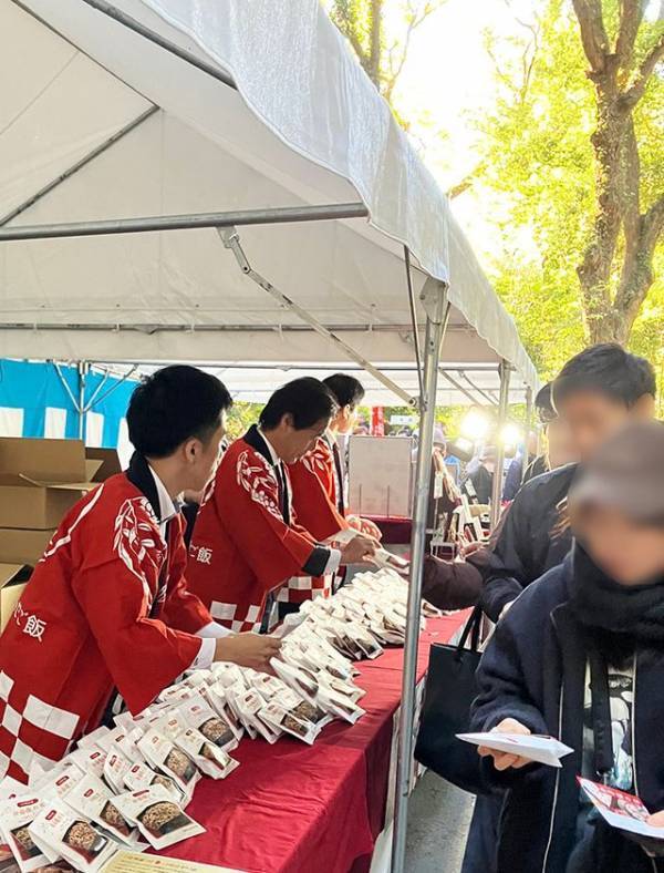 11月23日「お赤飯の日」にお赤飯文化の啓発～ 明治神宮 参道「フォレストテラス明治神宮」脇にて ～