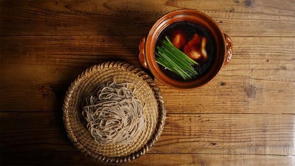 【古都の玄関口・東本願寺前に“お蕎麦の新業態”が登場】十割そばと寿しが織りなす「蕎麦と寿し 七乃家」11/21 OPEN