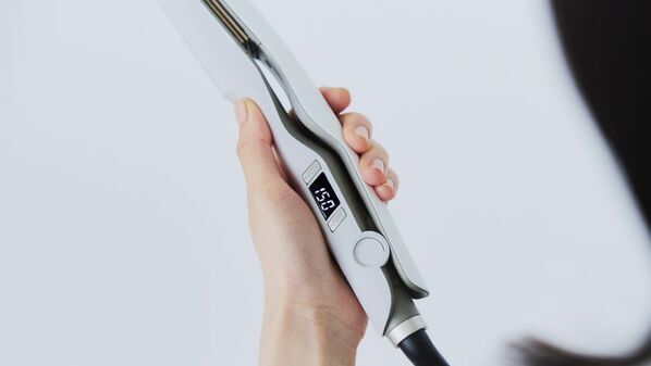 【別次元の直線美をワンストロークで】Smooth/Moistの2タイプとエルゴノミクスデザインが叶える、これまでにないストレートヘア。「Re・De Hair Straight」11/21(金)発売