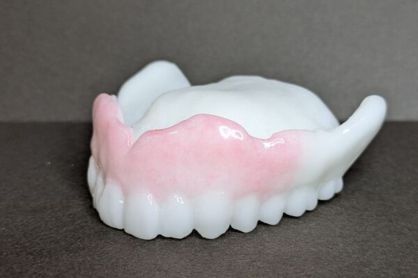 死亡率を下げる夜専用「おやすみ入れ歯」　日本初の入れ歯型マウスピースが、提供開始3年で製作数160個超え