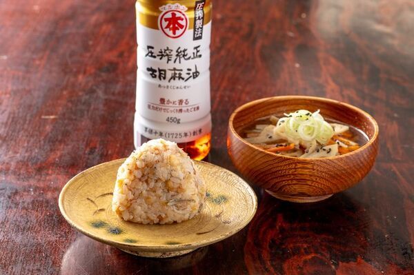 町田啓太さんがテレビCMに出演する「マルホン胡麻油」の竹本油脂が創業300周年を記念して、JT東京駅改札内「スクエア ゼロ」で賛否両論店主・笠原将弘考案の300周年記念メニューの試食イベントを2日間限定で開催！