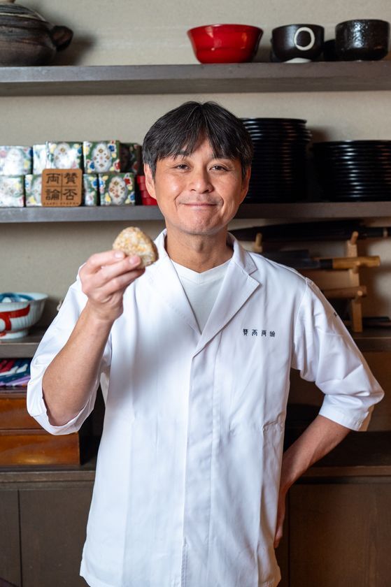 町田啓太さんがテレビCMに出演する「マルホン胡麻油」の竹本油脂が創業300周年を記念して、JT東京駅改札内「スクエア ゼロ」で賛否両論店主・笠原将弘考案の300周年記念メニューの試食イベントを2日間限定で開催！