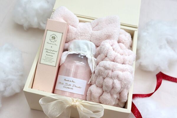 まろやかなお湯と幸福感あふれる香りで、癒しのホリデータイムを。新商品「ミルクバスパウダー」他、人気のボディケアアイテムとバスグッズを詰め込んだ3種のクリスマスコフレが登場