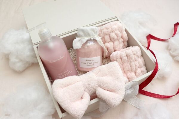 まろやかなお湯と幸福感あふれる香りで、癒しのホリデータイムを。新商品「ミルクバスパウダー」他、人気のボディケアアイテムとバスグッズを詰め込んだ3種のクリスマスコフレが登場