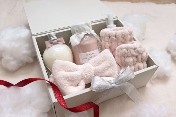 まろやかなお湯と幸福感あふれる香りで、癒しのホリデータイムを。新商品「ミルクバスパウダー」他、人気のボディケアアイテムとバスグッズを詰め込んだ3種のクリスマスコフレが登場