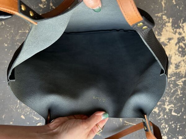 りんご約1.5個分の軽さ!?国産本革使用のトートバッグ「carma -カルマ- 」から洗練された大人カラーの新色登場