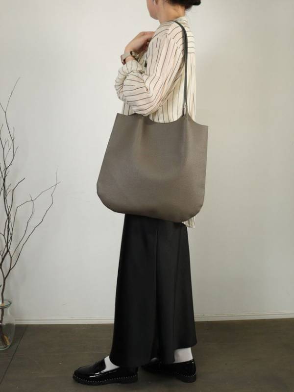 りんご約1.5個分の軽さ!?国産本革使用のトートバッグ「carma -カルマ- 」から洗練された大人カラーの新色登場