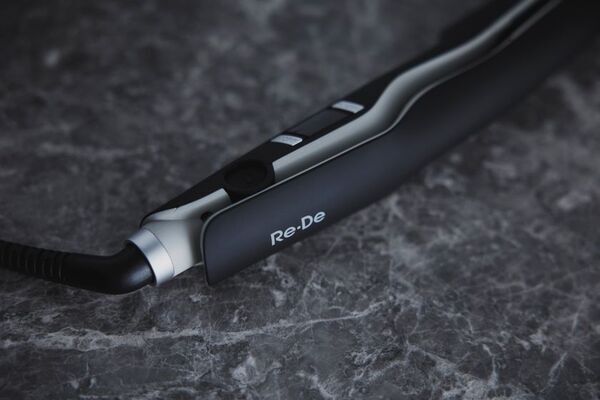 【別次元の直線美をワンストロークで】Smooth/Moistの2タイプとエルゴノミクスデザインが叶える、これまでにないストレートヘア。「Re・De Hair Straight」本日11/21(金)発売