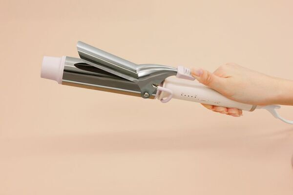 トレンドの大きめカールで華やかに。mod's hair初の40mmカーリングアイロン新発売