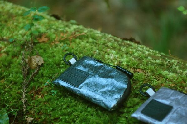 超高性能防水素材「DCF HYBRID ミニウォレット」発売に続き「X-PAC ミニウォレット」にも、アーバンアウトドアな新色グレーを追加