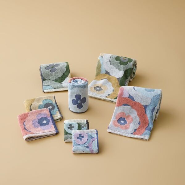 多彩な花柄を美しく表現、多色ジャガード技術を生かした今治タオル「モニ」シリーズからハンドタオルが登場！