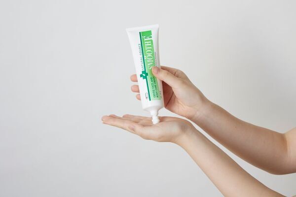 『あとはあとに残さない』タイ発「ロングセラーのあとケアクリーム」スムースEクリーム　キービジュアルとコピー、ECサイトを刷新！