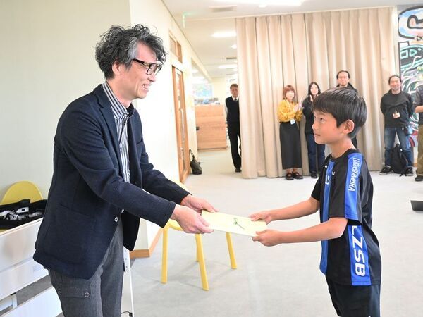 ローランド、聖隷クリストファー小学校に電子管楽器「Aerophone mini」を寄贈