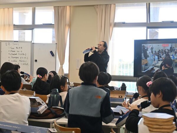ローランド、聖隷クリストファー小学校に電子管楽器「Aerophone mini」を寄贈
