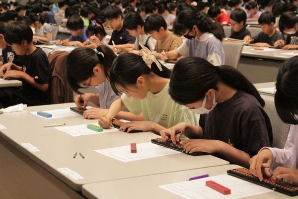 元甲子園球児の上重聡アナウンサーが、頭脳のスポーツと言われるそろばん大会の司会を進行！！