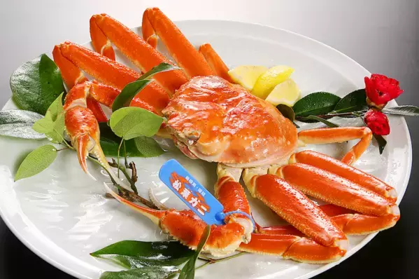 島根県・隠岐諸島「松葉ガニ漁」今年も解禁！11月26日初売り“伝統の篭漁が支える、冬の至宝の鮮度と美しさ”