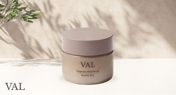 日常を格上げする新ラグジュアリーヘアブランド「VAL」デビュー。第一弾は「ブラックティー」香る極上ヘッドスクラブ