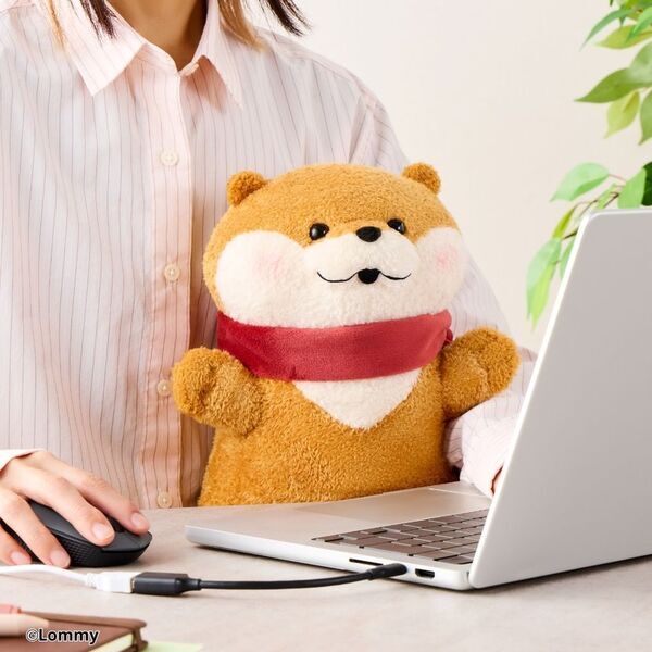 『可愛い嘘のカワウソ』のUSB接続であったまるぬいぐるみ登場　冬支度をしたマフラー姿のカワウソと一緒にぽかぽかあったまる♪
