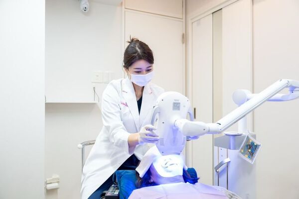 ホワイトニング市場が急成長する中、専門歯科医師が最新理論を体系化した決定版を出版