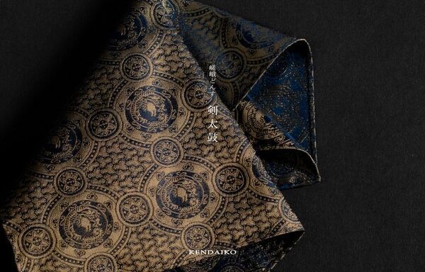 1000年の伝統が、装いに品格を与える。掛軸に使う裂地をファッションに取り入れた「RIKYU CHIEF」プレゼント需要の高まるクリスマス・年末年始に際しギフト展開を本格化