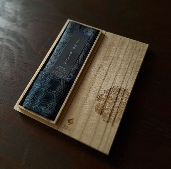 1000年の伝統が、装いに品格を与える。掛軸に使う裂地をファッションに取り入れた「RIKYU CHIEF」プレゼント需要の高まるクリスマス・年末年始に際しギフト展開を本格化