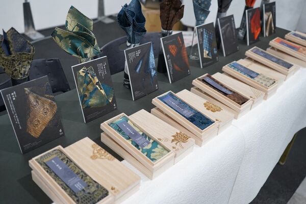 1000年の伝統が、装いに品格を与える。掛軸に使う裂地をファッションに取り入れた「RIKYU CHIEF」プレゼント需要の高まるクリスマス・年末年始に際しギフト展開を本格化