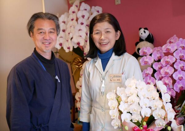 全国にファンを持つ漢方相談薬局「とちの木薬局」が25周年を祝う会を開催、多数のファンが駆けつける