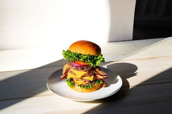 国産大豆プロテイン「私の完全美容食」がグルメハンバーガーショップ《ヴィレッジヴァンガードダイナー》とコラボ　美容と健康のためのアサイースムージーを12/8(月)より期間限定発売