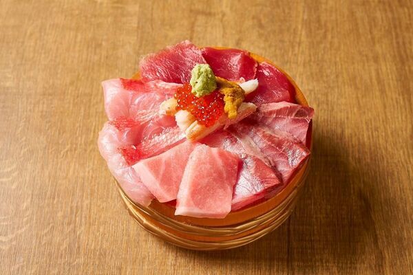 約15貫分の大迫力寿司！金目鯛を堪能できる「半身にぎり」が登場12月10日より金目鯛フェアを開催～冬の熱海に旬のごちそうが勢ぞろい！～