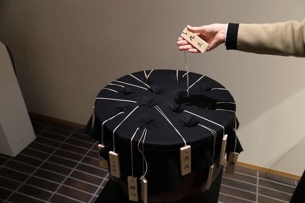 創業300余年の香老舗 松栄堂、Netflixシリーズ「イクサガミ」の世界観を体験する企画商品『京八流香』を京都・東京の2拠点限定で販売　～物語の舞台をつなぐ、くじ引き形式の特別な香り体験～