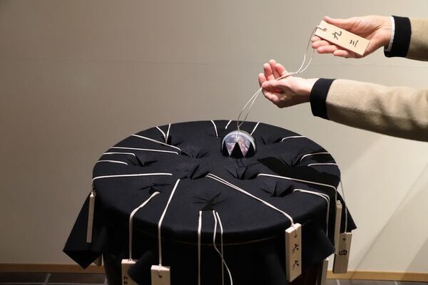 創業300余年の香老舗 松栄堂、Netflixシリーズ「イクサガミ」の世界観を体験する企画商品『京八流香』を京都・東京の2拠点限定で販売　～物語の舞台をつなぐ、くじ引き形式の特別な香り体験～