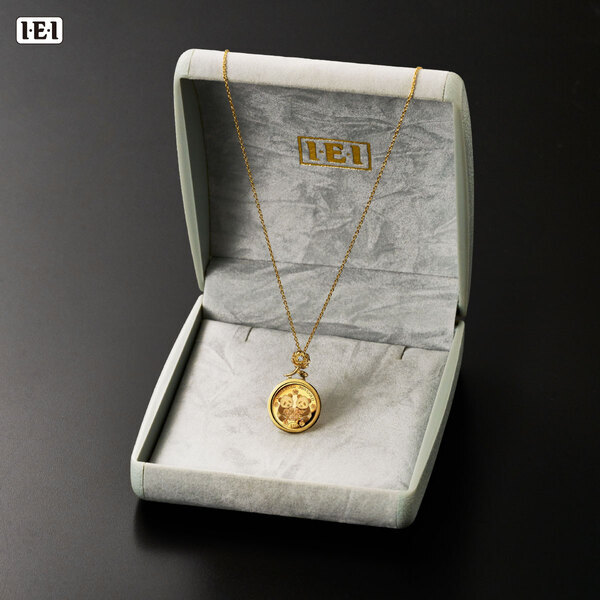 シャオシャオとレイレイの姿をうつした、＜友情の花束と双子パンダ金貨＞純金コイン宝飾ペンダント新発売！