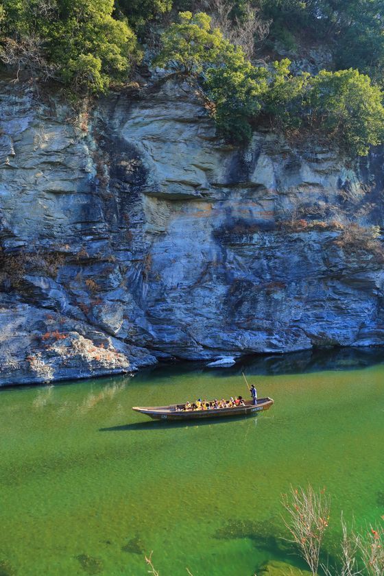 埼玉県の観光地・長瀞の冬の風物詩　秩父鉄道「ぽかぽかこたつ舟」元日から冬季限定運航　こたつを載せた和船で暖を取りながら風光明媚な渓谷美を満喫