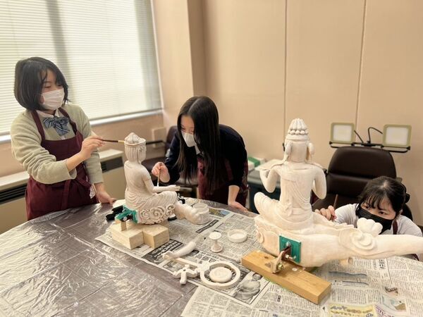 雲中供養菩薩の彩色を誠恵高校が担当　沼津御用邸記念公園で制作途中を特別公開