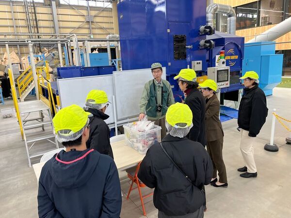 三井化学と駒澤大学の社会連携プロジェクト　学生が集めたペットボトルキャップをリサイクルした応援ダルマを制作