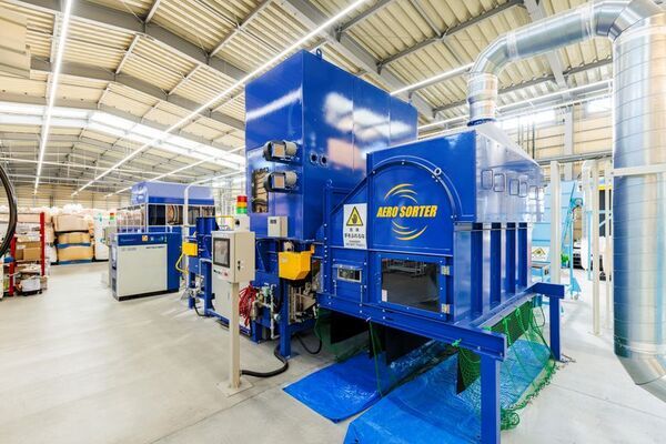 三井化学と駒澤大学の社会連携プロジェクト　学生が集めたペットボトルキャップをリサイクルした応援ダルマを制作