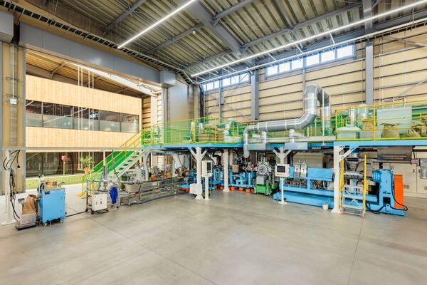 三井化学と駒澤大学の社会連携プロジェクト　学生が集めたペットボトルキャップをリサイクルした応援ダルマを制作