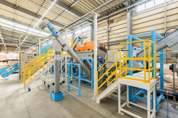 三井化学と駒澤大学の社会連携プロジェクト　学生が集めたペットボトルキャップをリサイクルした応援ダルマを制作