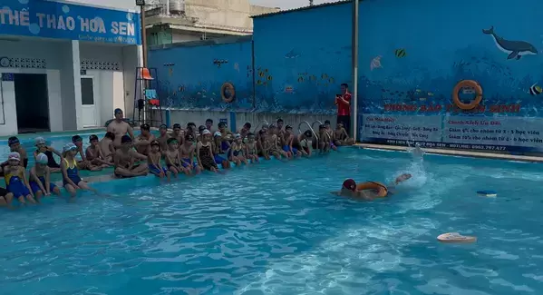 スポーツの力で未来を育む ― ベトナムにおける国際交流・安全教育プログラム開催報告　川崎フロンターレ×サギヌマスイミングクラブ共催