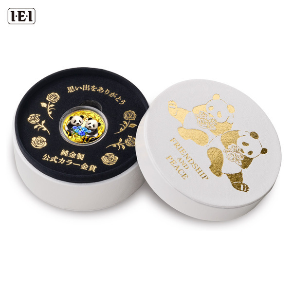 シャオシャオとレイレイが仲良く寄り添う、双子パンダの純金製カラー貨幣、新登場！